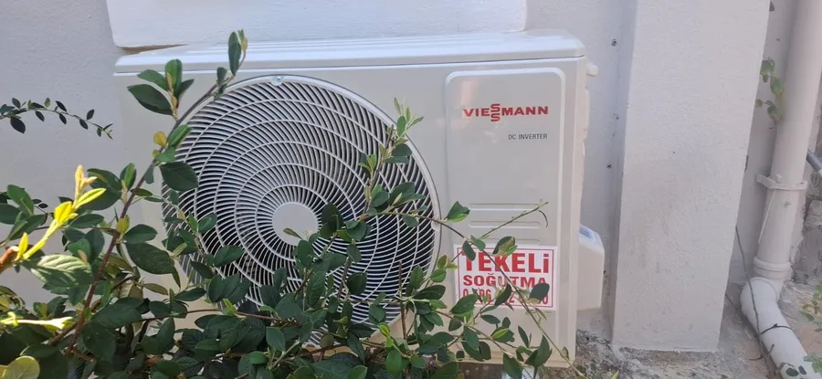 Bitkilerin yanında bulunan klima dış ünitesi