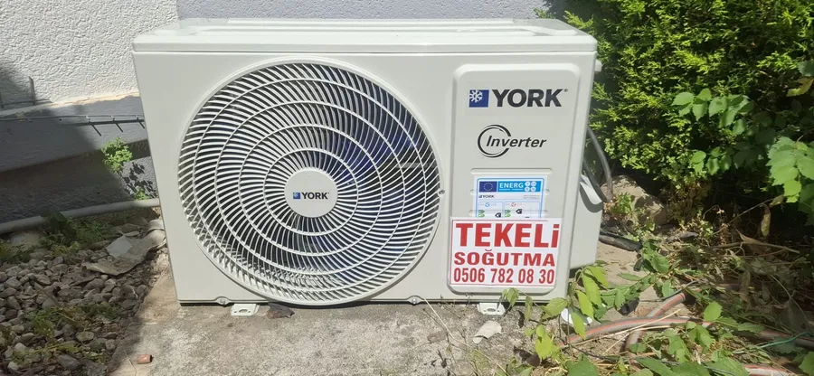 Zemine yakın yerleştirilmiş klima dış ünitesi