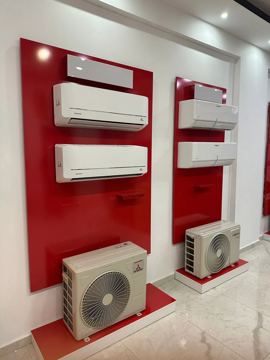 Showroomda kırmızı paneller üzerinde sergilenen klimalar