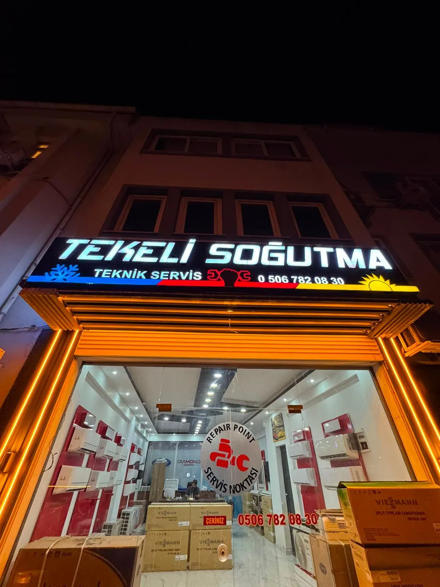 Tekeli Soğutma işletmesinin gece çekilmiş tabelası